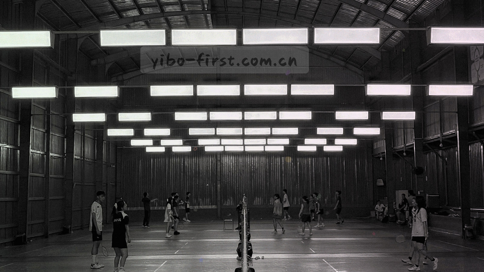 夜间球场看台结构与环形灯带，低角度仰拍，画面中没有人脸